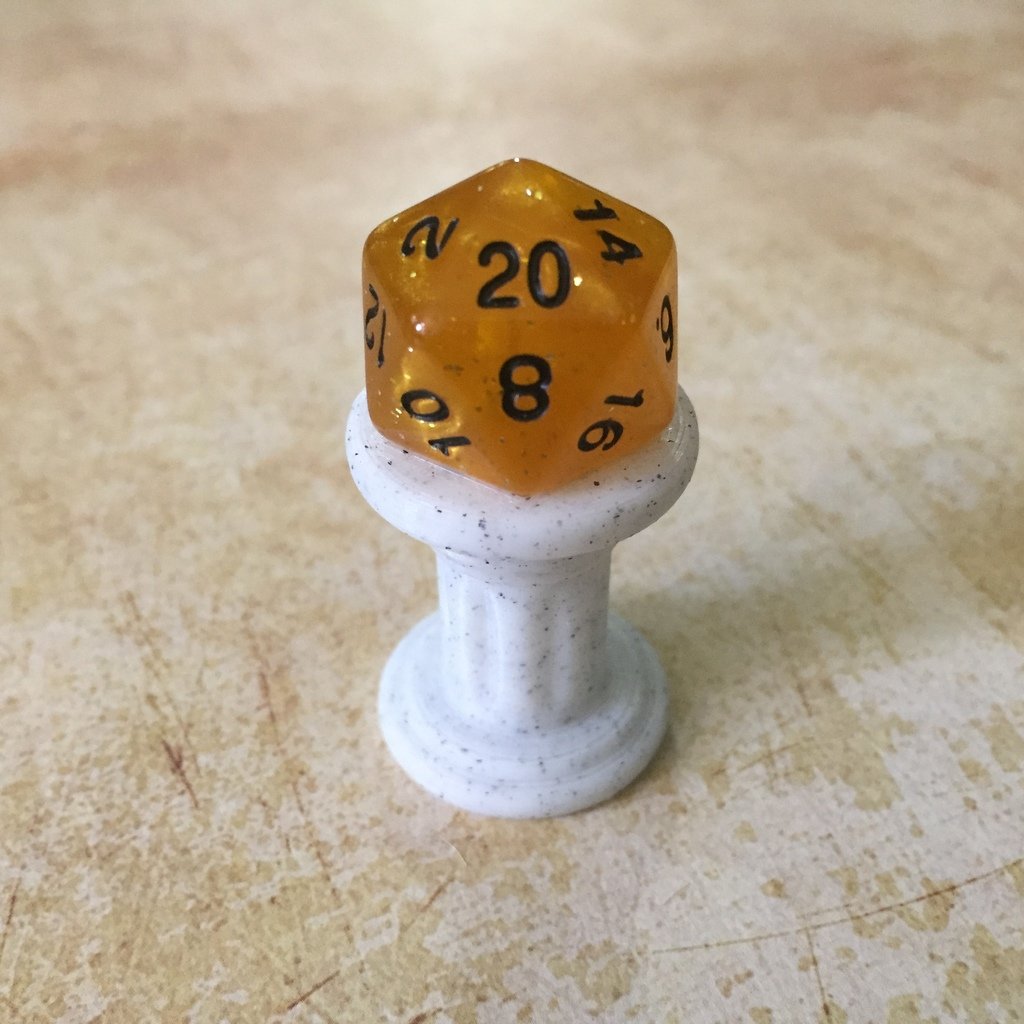 D20 Plinth of honor + Mystery D20 (Random Color)