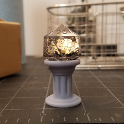 D20 Plinth of honor + Mystery D20 (Random Color)