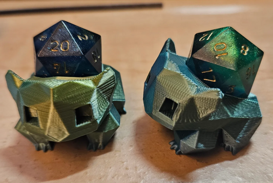 Bulbasaur d20 dice holder + Mystery D20 (Random Color)