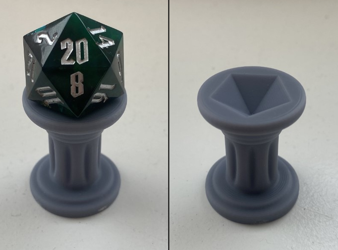 D20 Plinth of honor + Mystery D20 (Random Color)