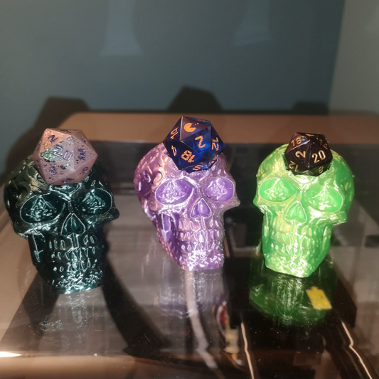 Celtic Skull D20 Dice Guardian + Mystery D20 (Random Color)