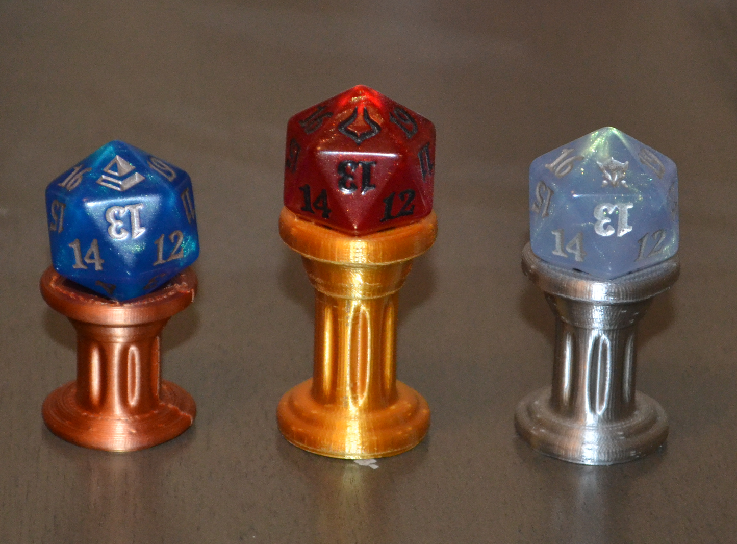 D20 Plinth of honor + Mystery D20 (Random Color)