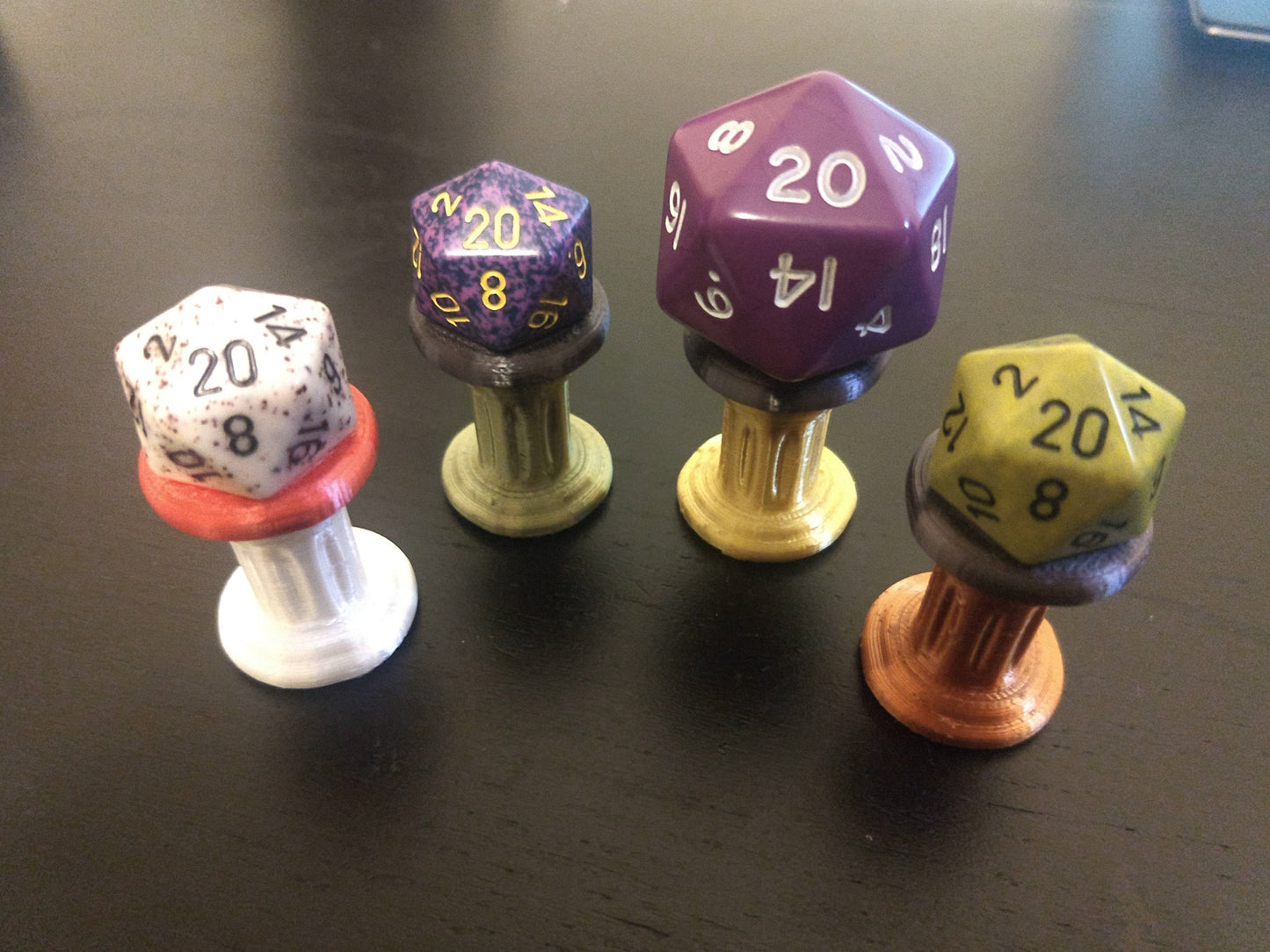 D20 Plinth of honor + Mystery D20 (Random Color)