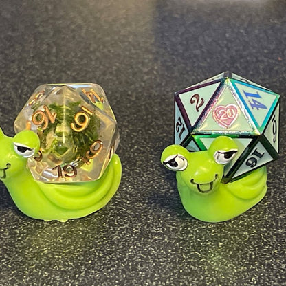 Snail d20 dnd dice guardian + Mystery D20 (Random Color)