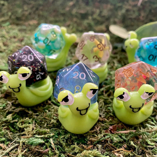 Snail d20 dnd dice guardian + Mystery D20 (Random Color)