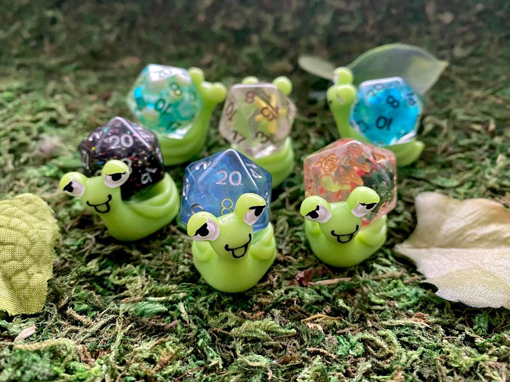 Snail d20 dnd dice guardian + Mystery D20 (Random Color)