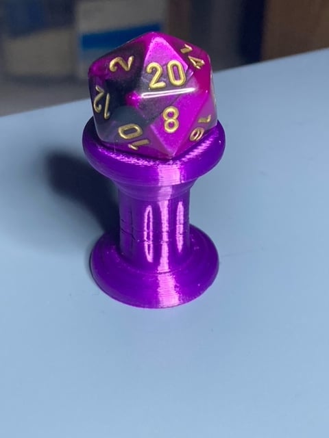 D20 Plinth of honor + Mystery D20 (Random Color)