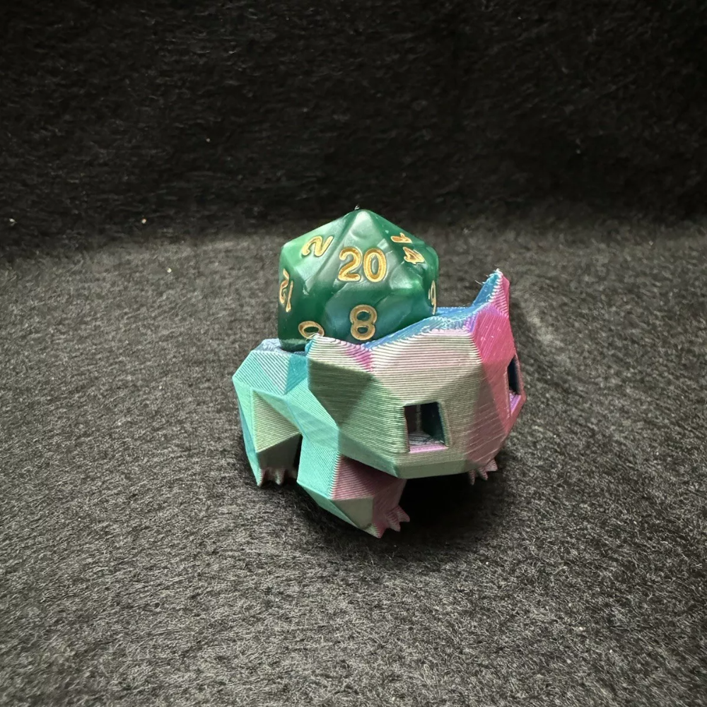 Bulbasaur d20 dice holder + Mystery D20 (Random Color)